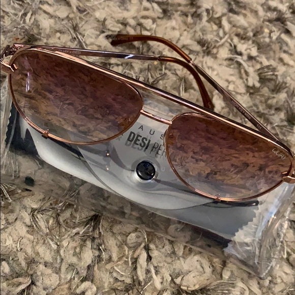 🚨SOLD🚨QUAY X DESI PERKINS SUNGLASSES - Picture 2 of 3